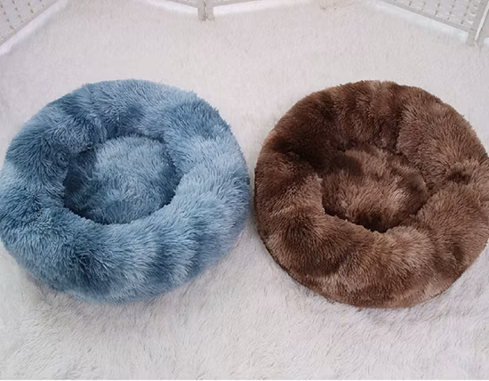 Lit pour chien en fourrure d'aiguille blanc cassé en molleton doux bleu